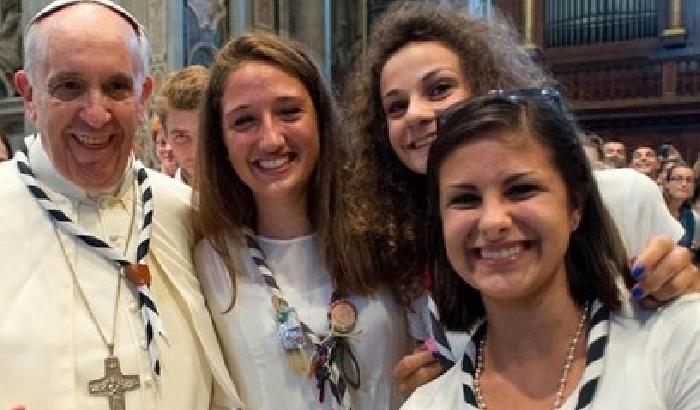 Papa: basta con i luoghi comuni sulle donne tentatrici