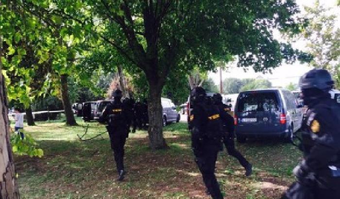 Ungheria: blindati e forze speciali contro i migranti