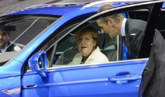 Merkel: le industrie d'auto tedesche diano lavoro ai rifugiati