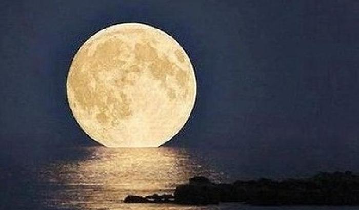 Occhi all'insù per la Notte della Luna