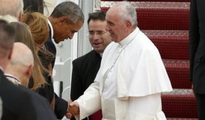Il Papa atterra a Washington, ad accoglierlo la famiglia Obama