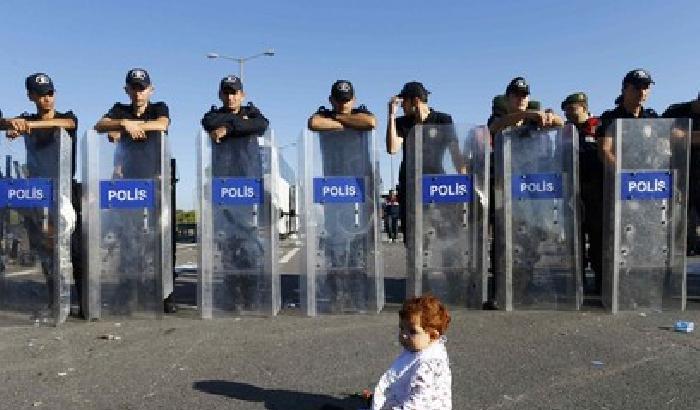 Migranti, L'Ue trova l'accordo: hotspot attivi da novembre