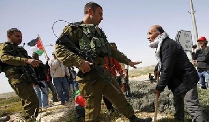 Cisgiordania, soldati aggrediscono fotografo italiano senza motivo