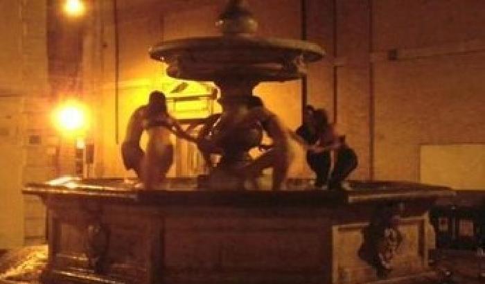 Bagno nudi nella fontana delle Naiadi: sei turisti denunciati a Roma