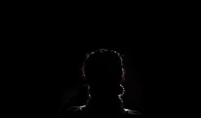 Essere gay in Uganda, contro-ritratti al buio per denunciare la paura