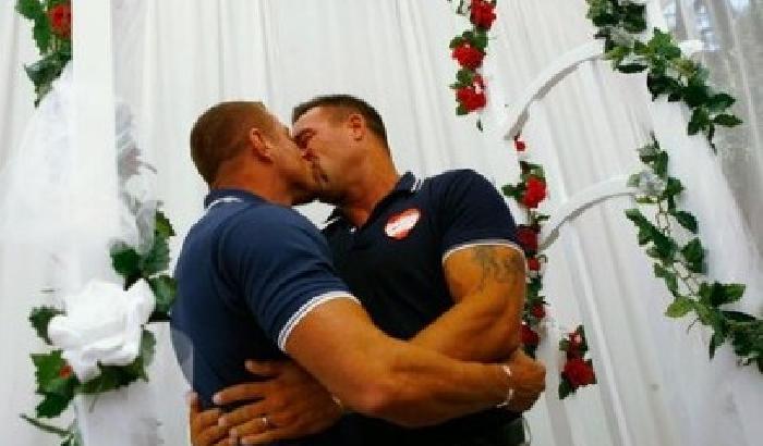 "Bologna città cattolica, non vogliamo nozze gay con i baci in bocca"