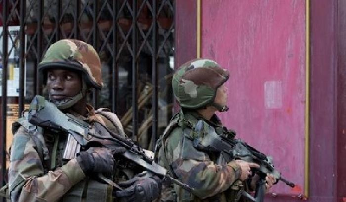 Agenti durante il blitz antiterrorismo a Saint Denis