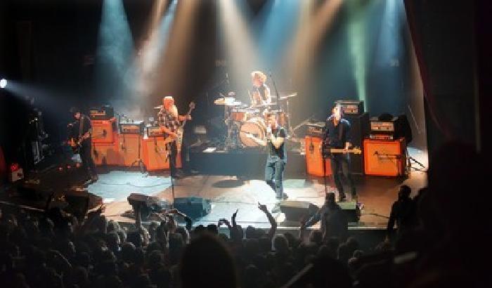 013F8B-nella-foto-gli-eagles-of-death-metal-durante-l-esibizione-al-bataclan-prima-degli-attentati Nella foto: gli Eagles of death metal durante l'esibizione al Bataclan, prima degli attentati