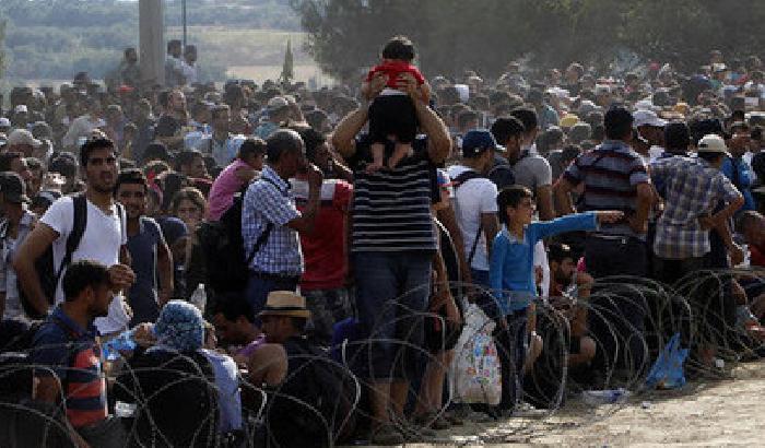 In Macedonia la polizia manganella i migranti