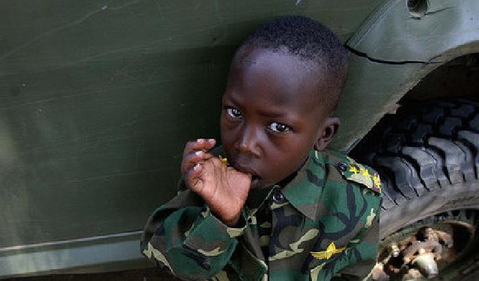 Un bambino soldato in Africa 