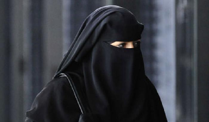 Svizzera: miliardario paga tutte le multe per il burqa