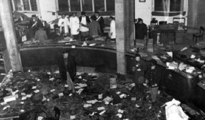 La luna rossa di piazza Fontana