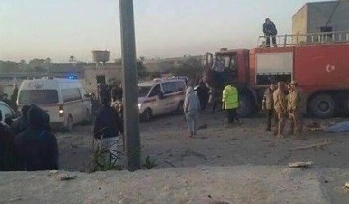 Il camion-bomba esploso stamane davanti all'ingresso di un centro di addestramento della polizia a Zlitan, in Libia.
