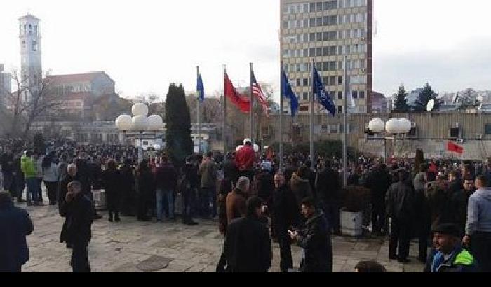 Kosovo, violenti scontri tra polizia e manifestanti anti-governativi
