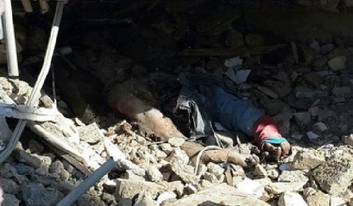 Corpi sotto le macerie di un ospedale 