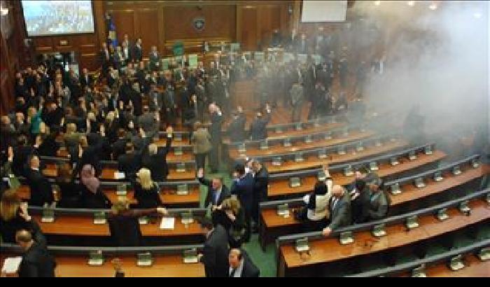 Pristina, l'opposizione lancia lacrimogeni in Parlamento