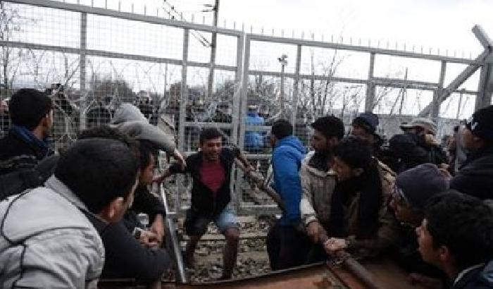 014F93-NEWS_175219 Migranti al confine macedone: d’ora in poi botte
