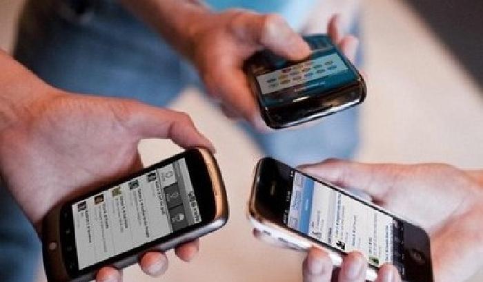 01517C-NEWS_176330 Un professore sospeso: mandava sms a luci rosse agli alunni