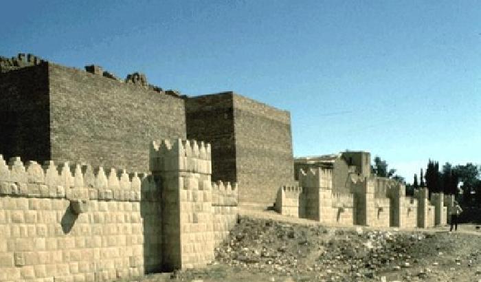 Iraq, l'Isis ha attaccato le porte monumentali di Ninive