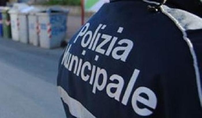 Foto di donne nude sui vetri: polemica contro i vigili di Venaria