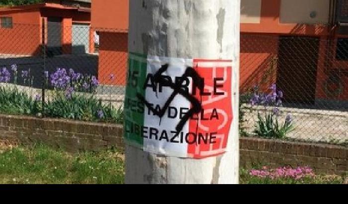 Lo scempio di Modena: svastiche sui manifesti del 25 aprile