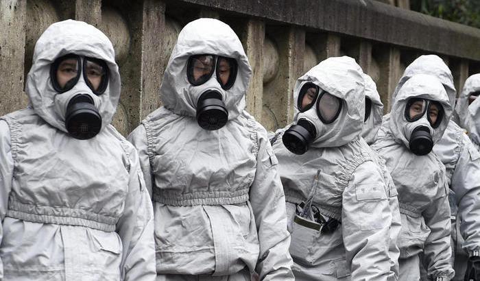 Uomini con maschere antigas