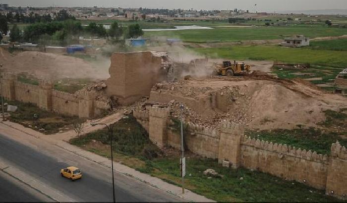 Le immagini delle ruspe contro la cinta muraria di Ninive