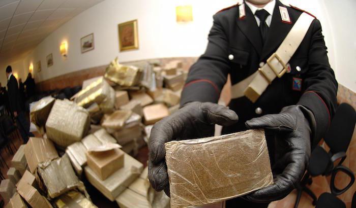 031843-carabiniere-durante-un-sequestro-di-droga Carabiniere durante un sequestro di droga