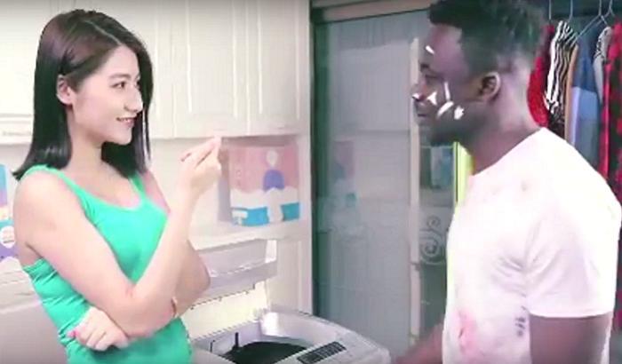 0319D0-una-scena-tratta-dallo-spot-razzista-proveniente-dalla-cina Una scena tratta dallo spot razzista proveniente dalla Cina