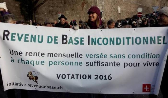 031AA2-una-manifestazione-per-il-reddito-base-incondizionato-in-svizzera Una manifestazione per il reddito base incondizionato in Svizzera