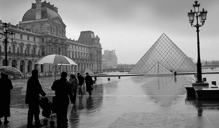 Il museo del Louvre a Parigi