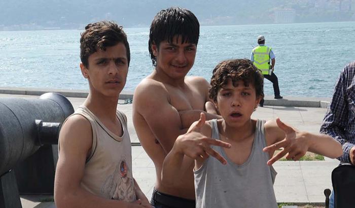 Tre bambini siriani commuovono la Turchia: si gettano nel Bosforo per salvare un uomo