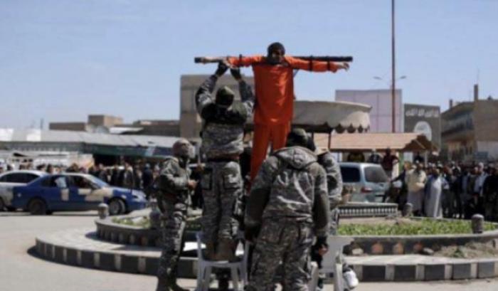031E15-una-crocifissione-dell-isis-in-siria Una crocifissione dell'Isis in Siria