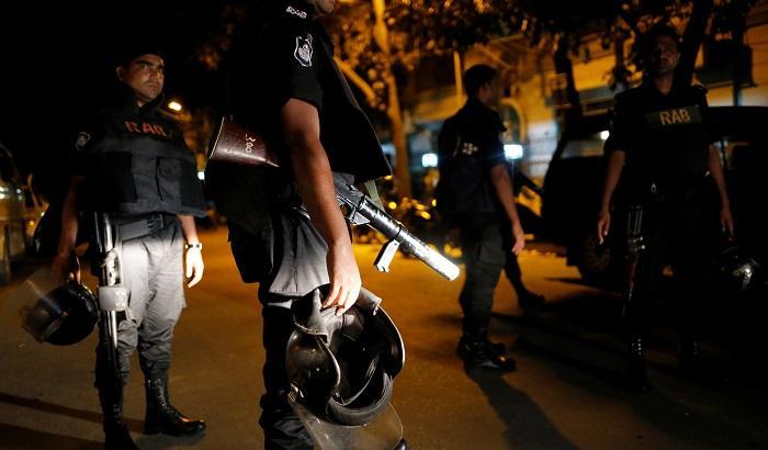 Bangladesh, agenti di polizia