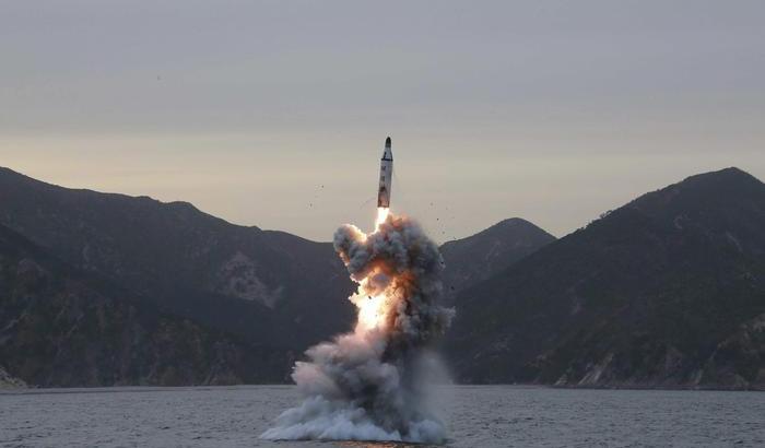 03227B-lancio-di-un-missile-da-un-sottomarino-immagine-d-archivio Lancio di un missile da un sottomarino, immagine d'archivio