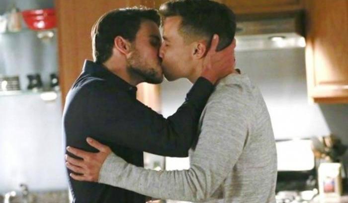 Un bacio gay ne Le regole del delitto perfetto