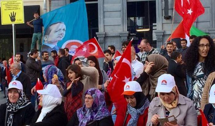 Erdogan mostra i muscoli: in migliaia in piazza inneggiano il Sultano