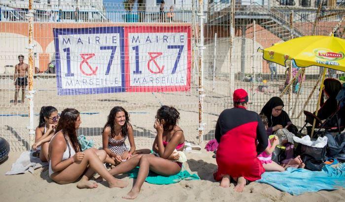 Sotto il solleone si accende la questione del burkini