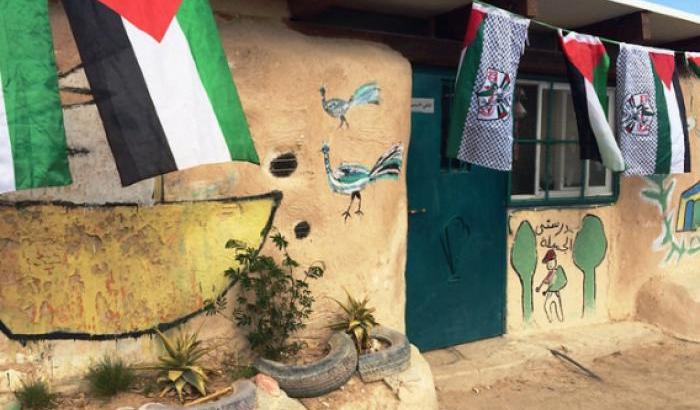 Palestina, i bimbi vanno a scuola per salvare la scuola dalla demolizione