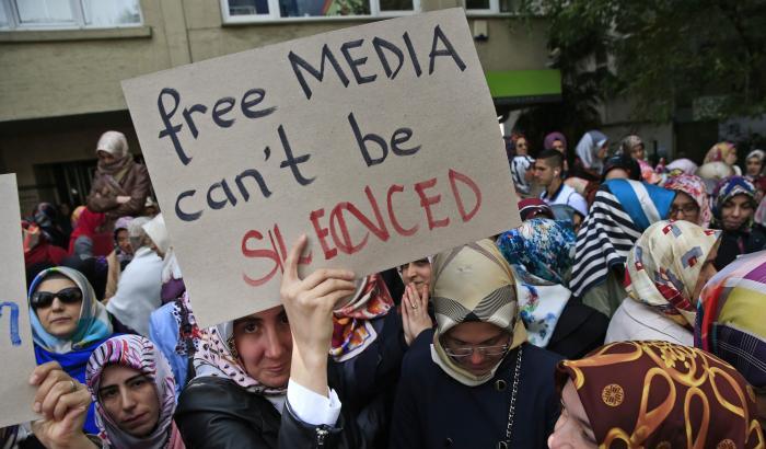 032A80-proteste-in-turchia-per-chiedere-libert-di-stampa Proteste in Turchia per chiedere libertà di stampa