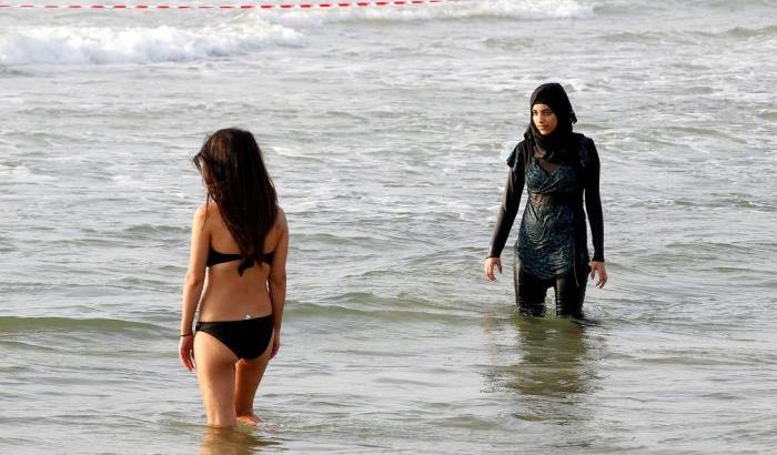 Una ragazza indossa il burkini in Israele