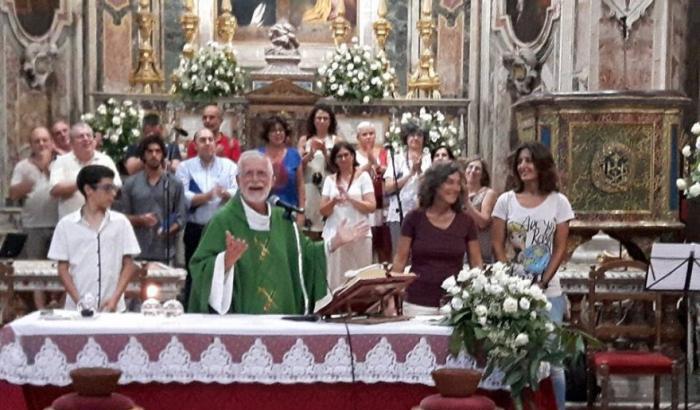 Il parroco che all’inizio della messa ha presentato la coppia alla comunità