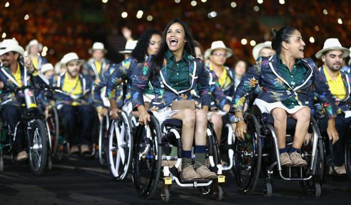 Le atlete brasiliane alla cerimonia d'apertura delle Paralimpiadi di Rio