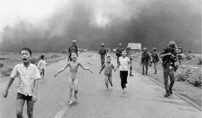 La celebre foto di Nick Ut (1972) che ritrae una bimba vietnamita che scappa da un attacco al napalm