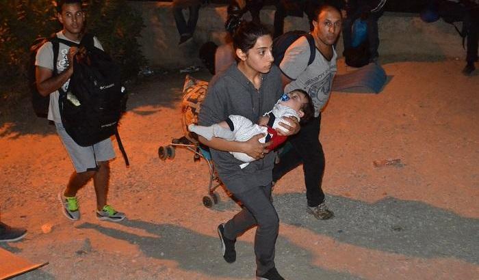 Fiamme nel campo di Lesbo, migliaia di migranti in fuga
