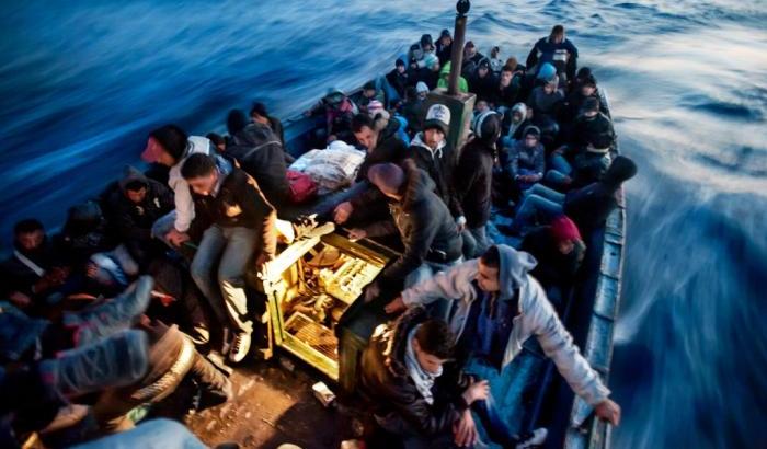 032FD3-migranti-dalla-tunisia-verso-lampedusa-il-2-aprile-2011-giulio-piscitelli-contrasto Migranti dalla Tunisia verso Lampedusa, il 2 aprile 2011. (Giulio Piscitelli, Contrasto)