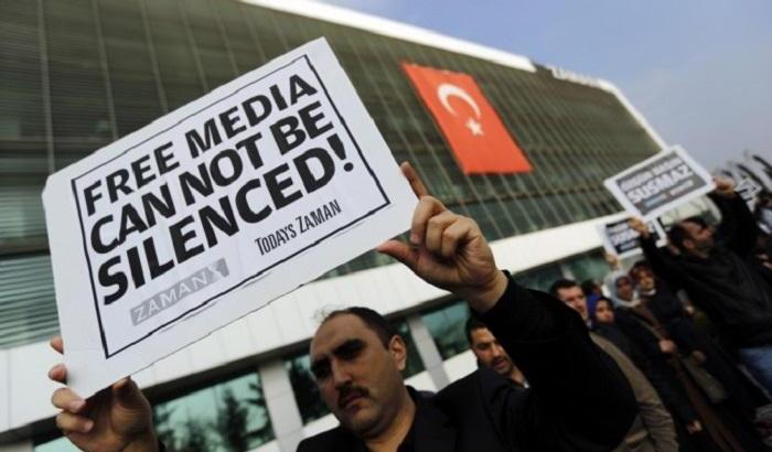 Per il fallito golpe, almeno 121 giornalisti sono ingiustamente detenuti in carcere in Turchia