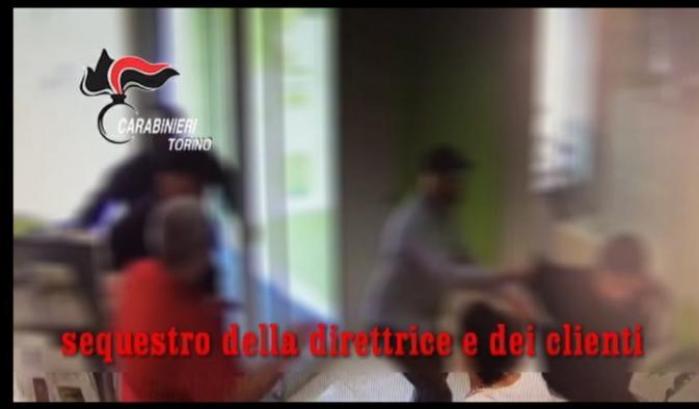 La ripresa delle telecamere dell’istituto svaligiato lo scorso agosto: la banda era fuggita con 150 mila euro