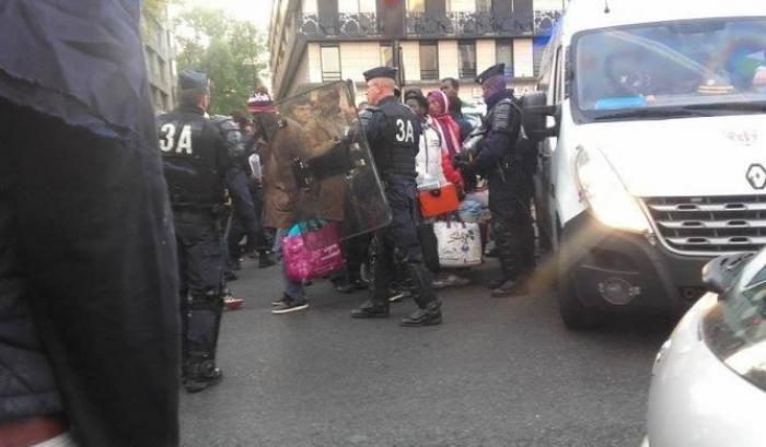 Brutale retata della polizia nella 'giungla' di Parigi: ma i migranti si riorganizzano