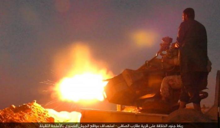 Un jihadista dell'Isis e in azione in Siria